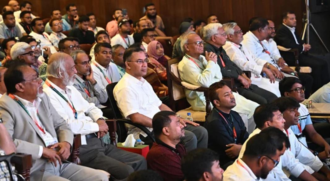 দর্শক সারিতে বসে প্রতিষ্ঠাবার্ষিকীর সাংস্কৃতিক অনুষ্ঠান উপভোগ করলেন প্রধানমন্ত্রী