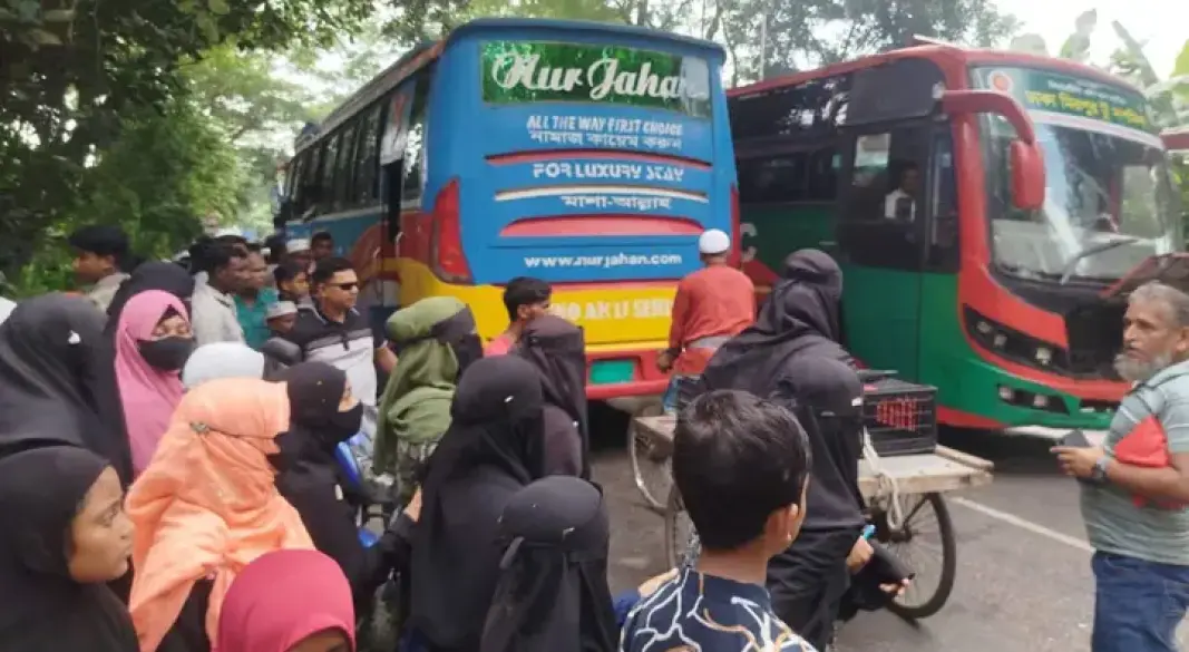 বাবুগঞ্জে বাসের ধাক্কায় শিক্ষিকা নিহত, সড়ক অবরোধ করে শিক্ষার্থীদের বিক্ষোভ