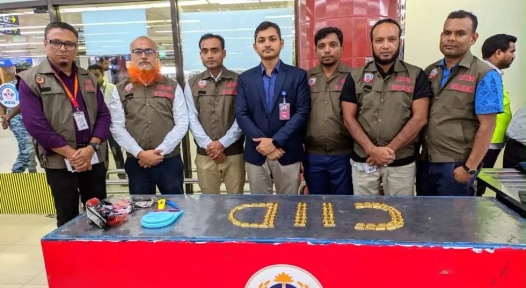 দুই বিমানকর্মীর জুতায় মিলল ৯ কেজি স্বর্ণ
