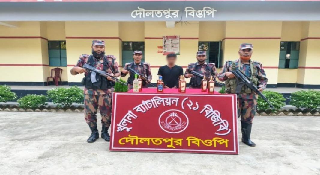 যশোর-বেনাপোল মহাসড়কে ১টি স্বর্ণেরবার সহ এক স্বর্ণ পাচারকারীকে আটক।