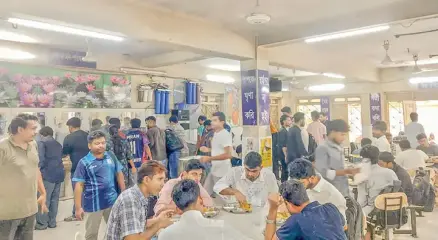 ১৮ হাজার শিক্ষার্থীর জন্য একটি ক্যাফেটেরিয়া, তাও নিম্নমানের