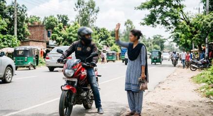 নারীর ‘কথা আছে’ বলে ডেকে থামলেন মোটরসাইকেলচালক, পরে মারধর-লুটপাট