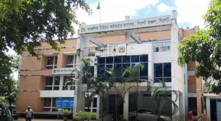 এনআইডি সেবা চাইতে গিয়ে চড় খেলেন প্রবাসী