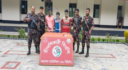 ভোলাহাট সীমান্তে ৩ মাদক ব্যবসায়ীসহ হেরোইন ও ইয়াবা আটক ৫৯ বিজিবি’র